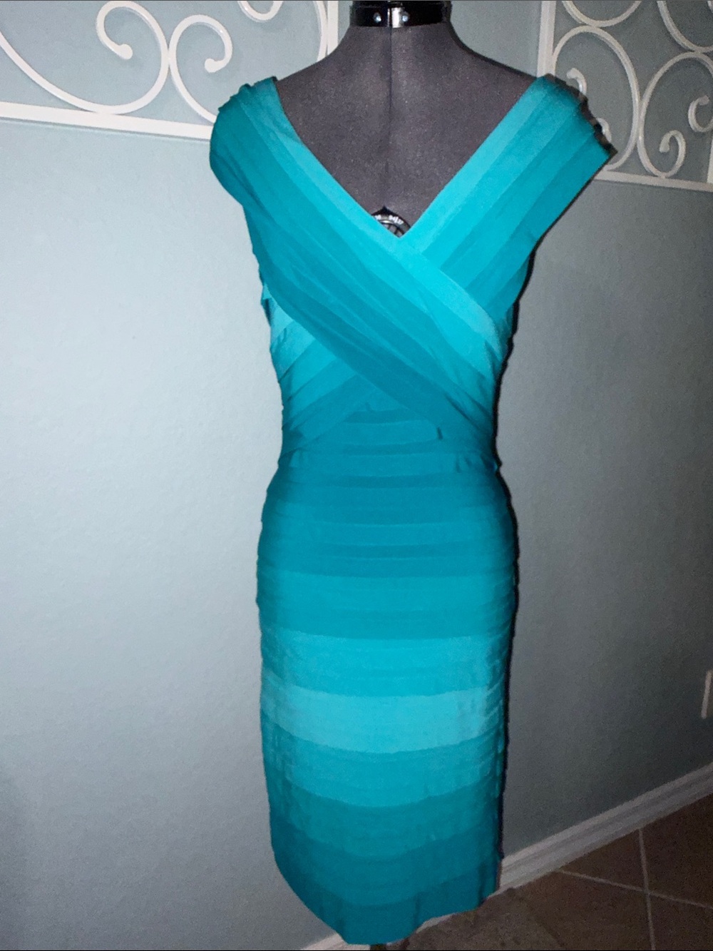 Like new Tadashi Shoji Ombré body con Dress Sz XS
